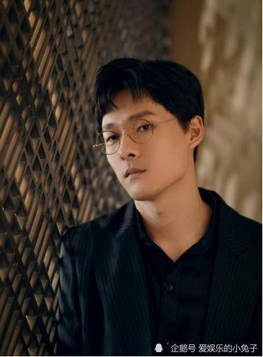 娱乐吃瓜君彭冠英,演技派实力派，网友直呼“火星撞地球”