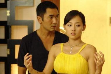 娱乐吃瓜酱当代情侣出门,时尚穿搭引关注