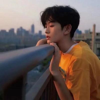 娱乐吃瓜的头像男真人,男真人生吃瓜背后的故事